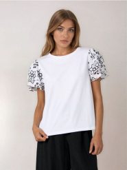 Bawełniana bluzka z ozdobnymi falbanami - biały. Białe bluzki damskie Sinsay, l, bez wzorów, z bawełny, bez kołnierzyka, bez ramiączek. Za 29.99 zł.