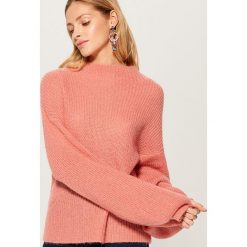 Sweter z bufiastymi rękawami - Pomarańczo. Swetry damskie marki Mohito. W wyprzedaży za 59.99 zł.