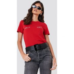 NA-KD T-shirt Self Ish - Red. T-shirty damskie marki NA-KD. W wyprzedaży za 30.47 zł.