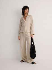 Spodnie z wiskozą i lnem - beżowy. Brązowe spodnie materiałowe damskie Reserved, l, bez wzorów, z wiskozy. W wyprzedaży za 65.99 zł.