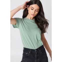 NA-KD Basic T-shirt basic - Green. Zielone t-shirty damskie NA-KD Basic, z bawełny, z okrągłym kołnierzem. Za 52.95 zł.