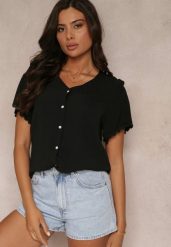 Czarna Koszula z Krótkim Rękawem i Koronką przy Ramionach Bettia. Czarne bluzki damskie Renee, l, z aplikacjami, z koronki, bez kołnierzyka, bez ramiączek. Za 44.99 zł.