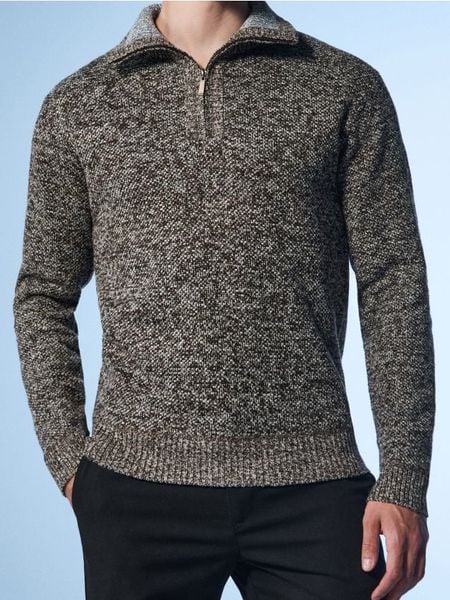 Ocieplany melanżowy sweter z wysokim kołnierzem - brązowy. Brązowe swetry przez głowę męskie Sinsay, l, bez wzorów, bez kołnierzyka. Za 79.99 zł.