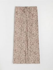 Wiskozowe spodnie wide leg z motywem roślinnym - beżowy. Brązowe spodnie materiałowe damskie Sinsay, l, bez wzorów, z wiskozy. Za 39.99 zł.