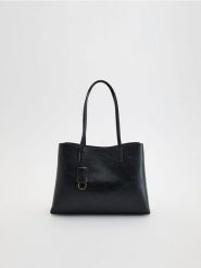Torebka z zawieszką - czarny. Czarne torebki do ręki damskie Reserved, bez wzorów, ze skóry, bez dodatków. Za 159.99 zł.