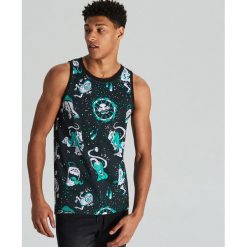 Tank top z nadrukiem all over - Czarny. T-shirty męskie marki Cropp. Za 39.99 zł.