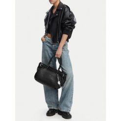 Torebka Juicy Couture. Czarne torebki do ręki damskie Juicy Couture, bez wzorów, klasyczne, bez dodatków. Za 327.99 zł.