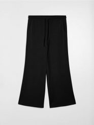 Spodnie wide leg z kieszeniami i domieszką wiskozy, soft touch - czarny. Czarne spodnie materiałowe damskie Sinsay, l, bez wzorów, z dzianiny. Za 49.99 zł.