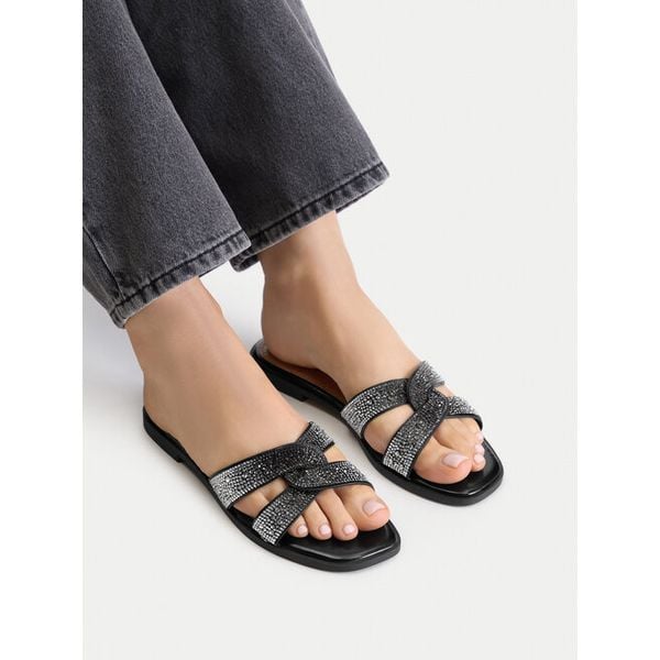 Klapki JENNY. Czarne klapki damskie Jenny, bez wzorów, bez obcasa. Za 53.99 zł.