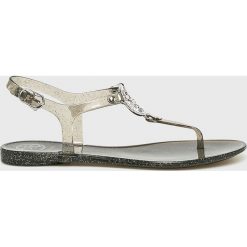 Guess Jeans - Sandały. Szare klapki damskie Guess Jeans, z aplikacjami, z gumy, bez obcasa, na szpilce, bez zapięcia. W wyprzedaży za 259.90 zł.
