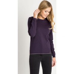 Fioletowy sweter z błyszczącymi drobinkami QUIOSQUE. Swetry damskie marki QUIOSQUE. W wyprzedaży za 49.99 zł.