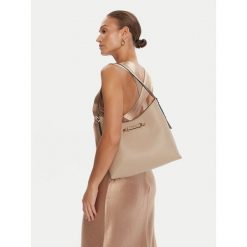 Torebka Guess. Brązowe torebki do ręki damskie Guess, z aplikacjami, klasyczne, bez dodatków. Za 544.99 zł.