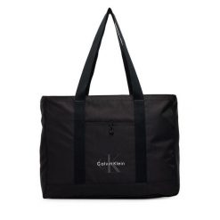 Torebka Calvin Klein. Czarne torebki do ręki damskie Calvin Klein, bez wzorów, bez dodatków. Za 369.99 zł.