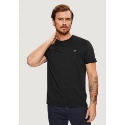 Koszulka crop top Mężczyzna GANT REG SHIELD SS T-SHIRT. Czarne t-shirty męskie GANT, m, bez wzorów, z bawełny, bez kołnierzyka. Za 209.90 zł.