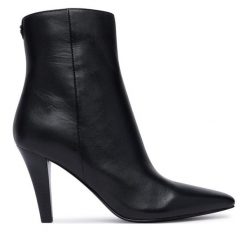 Botki Guess. Czarne botki damskie Guess, bez obcasa, na słupku, bez zapięcia. Za 824.99 zł.