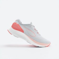 Buty do biegania damskie Kiprun KS500 2. Czerwone obuwie sportowe damskie KIPRUN, bez wzorów, do biegania. W wyprzedaży za 199.99 zł.