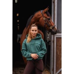 Second Life - Bluza jeździecka Equestrian butelkowa zieleń... - Stan Doskonały. Zielone bluzy damskie JD ATTACK, xs, bez wzorów, z bawełny, z kapturem. Za 135.99 zł.