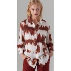 Koszula z motywem tie dye - Czerwony. Czerwone koszule damskie marki Mohito, bez wzorów, bez kołnierzyka, bez ramiączek. Za 99.99 zł.