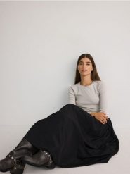 Spódnica maxi z marszczeniami - czarny. Czarne spódnice damskie Reserved, l, bez wzorów, z tkaniny, maxi, rozkloszowane. W wyprzedaży za 119.99 zł.