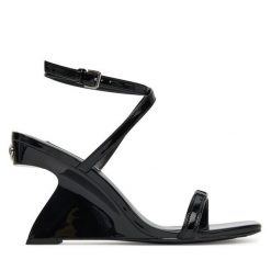 Sandały KARL LAGERFELD. Czarne sandały damskie KARL LAGERFELD, bez wzorów, bez obcasa, na koturnie, bez zapięcia. Za 539.99 zł.