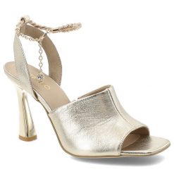 Sandały damskie Chebello, cholewka ze skóry naturalnej zapinane na sprzączkę z eleganckim łańcuszkiem, złote, 4440_-046-000-PSK-S135. Żółte klapki damskie CheBello, bez wzorów, ze skóry, eleganckie, bez obcasa, na obcasie. Za 549.00 zł.