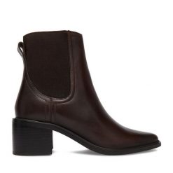 Botki GINO ROSSI. Brązowe botki damskie Gino Rossi, bez obcasa, na słupku, bez zapięcia. Za 399.99 zł.