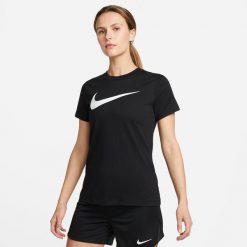 Koszulka z krótkim rękawem Damska Nike Czarny. Białe koszulki sportowe damskie Nike, xl, bez wzorów, z materiału, bez kołnierzyka, bez ramiączek, do piłki nożnej. Za 149.55 zł.