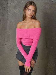 Sweter - różowy. Czerwone swetry damskie Sinsay, l, bez wzorów, bez kołnierzyka, bez ramiączek, bez kaptura. W wyprzedaży za 27.99 zł.