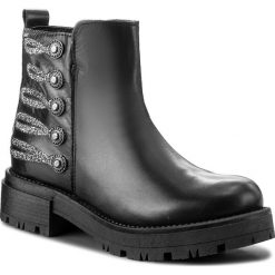 Botki TAMARIS - 1-25796-39 Black/Pewter 061. Czarne botki damskie Tamaris, z materiału, bez obcasa. W wyprzedaży za 219.00 zł.