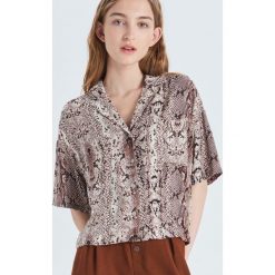 Piżamowa koszula z wężowym wzorem - Beżowy. Koszule damskie marki Cropp. W wyprzedaży za 29.99 zł.