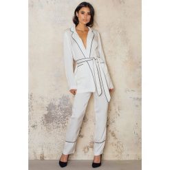 NA-KD Exclusive Spodnie Contrast - White. Białe spodnie materiałowe damskie NA-KD Exclusive. W wyprzedaży za 97.18 zł.