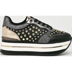 Guess Jeans - Buty. Białe obuwie sportowe damskie Guess Jeans, z aplikacjami, z jeansu. W wyprzedaży za 449.90 zł.
