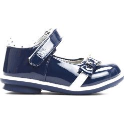 Granatowe Półbuty Elegant Girl. Szare półbuty dziewczęce Born2be, z lakierowanej skóry. Za 49.99 zł.