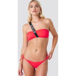 Calvin Klein Dół bikini Cheeky String Side Tie N - Red. Bikini damskie marki Calvin Klein. W wyprzedaży za 80.97 zł.