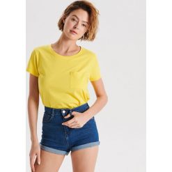 Koszulka z kieszonką basic - Żółty. T-shirty damskie Cropp. W wyprzedaży za 19.99 zł.
