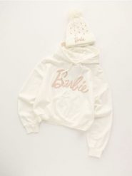 Bluza hoodie z napisem Barbie - kremowy. Białe bluzy damskie Sinsay, l, bez wzorów, bez kaptura. Za 49.99 zł.