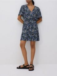 Sukienka z wiskozy - czarny. Czarne sukienki damskie Reserved, l, bez wzorów, z tkaniny, klasyczne, bez kołnierzyka, bez ramiączek, mini. Za 99.99 zł.