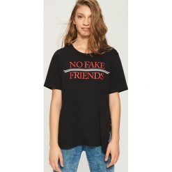 Bawełniany t-shirt oversize - Czarny. Czarne t-shirty damskie Sinsay, z bawełny. W wyprzedaży za 24.99 zł.