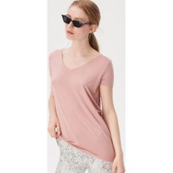 T-shirt z dekoltem V - Różowy. T-shirty damskie marki Sinsay. Za 19.99 zł.