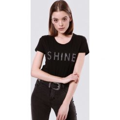 Czarny T-shirt Rich. T-shirty damskie marki Born2be. Za 39.99 zł.