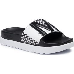 Klapki MICHAEL MICHAEL KORS - Tyra Slide 40T9TRFA3Q Opticwht/Blk. Białe klapki damskie MICHAEL Michael Kors, bez wzorów, ze skóry ekologicznej, bez obcasa, bez zapięcia. Za 319.00 zł.