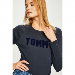 Tommy Hilfiger - Bluzka. Czarne bluzki damskie Tommy Hilfiger, z aplikacjami, z bawełny, z okrągłym kołnierzem. Za 179.90 zł.