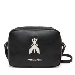 Torebka Patrizia Pepe. Czarne listonoszki damskie Patrizia Pepe, bez wzorów, bez dodatków. Za 559.99 zł.