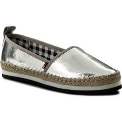 Espadryle TOMMY JEANS - Sporty Metallic Slip On EN0EN00203 Silver 000. Espadryle damskie marki Tommy Jeans. W wyprzedaży za 199.00 zł.