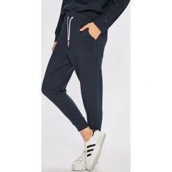 Tommy Hilfiger - Spodnie. Szare spodnie materiałowe damskie marki Tommy Hilfiger, l, z bawełny. Za 399.90 zł.