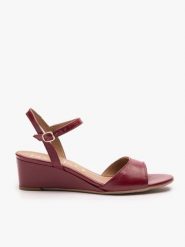 Bordowe sandały na koturnie. Czerwone sandały damskie Ryłko, bez wzorów, ze skóry, bez obcasa, na koturnie, bez zapięcia. Za 379.99 zł.