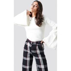 Trendyol Sweter z bufiastym rękawem - White. Białe swetry damskie Trendyol, z dzianiny, z okrągłym kołnierzem. Za 100.95 zł.