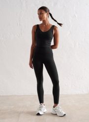 Damskie legginsy z wysokim stanem, squat proof, dla niskich Sense czarne. Czarne legginsy damskie Aim'n, xl, bez wzorów, z elastanu, z podwyższonym stanem, krótkie, na fitness i siłownię. Za 297.00 zł.