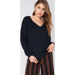 NA-KD Basic Bluza basic z dekoltem V - Black. Bluzy damskie marki NA-KD Basic. Za 60.95 zł.