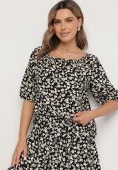 Czarna Bluzka w Kwiaty o Trapezowym Kroju z Krótkim Rękawem Amisiana. Czarne bluzki damskie Born2be, l, z aplikacjami, z jeansu, eleganckie, bez kołnierzyka, bez ramiączek. Za 34.99 zł.